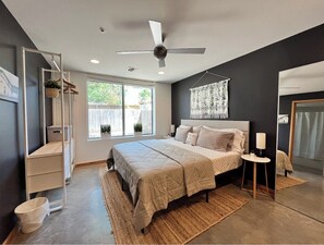 1 bedroom, desk, free WiFi, bed sheets - Sun Filled Haus: Private Entry, Yard, Carport (Austin)