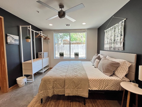 1 bedroom, desk, free WiFi, bed sheets - Sun Filled Haus: Private Entry, Yard, Carport (Austin)