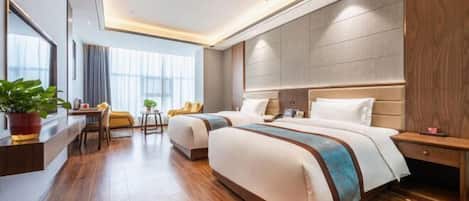Una habitación de hotel moderna con una cama grande, un escritorio y una silla.