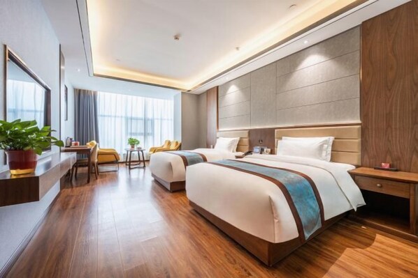 Une chambre d’hôtel moderne, dotée d’un grand lit, d’un bureau et d’une chaise.
