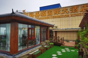 Een traditioneel gebouw in Chinese stijl met een moderne uitbouw.