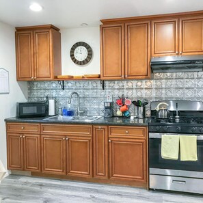 冰箱、微波炉、烤箱、炉灶