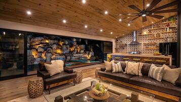 Smart TV, chimenea, futbolito y estéreo