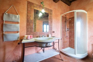 Shower, hair dryer, bidet, towels - La Quercia, apartment with garden for 6/8 people  in the heart of Chianti (Montespertoli)