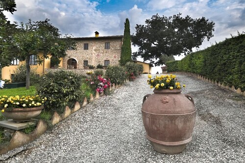 La Quercia, portion of farmhouse for 6/8 people with garden in the heart Chianti