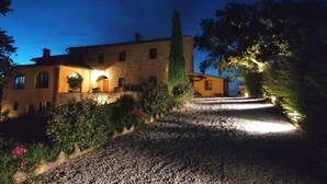 A stone building with a gravel path leading to it, surrounded by greenery. - La Quercia, apartment with garden for 6/8 people  in the heart of Chianti (Montespertoli)