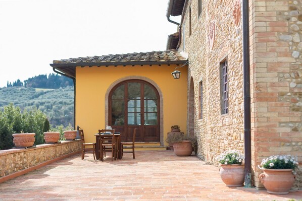 Outdoor dining - La Quercia, apartment with garden for 6/8 people in the heart of Chianti (Montespertoli)