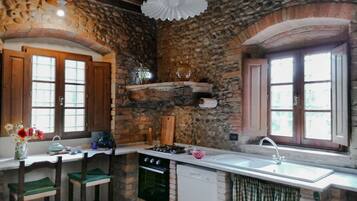 Frigorífico, horno, placa de cocina y lavavajillas