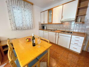 Fridge, stovetop, coffee/tea maker, toaster - Holiday apartment with balcony and pool (Jadranovo)