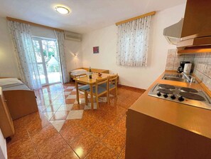 Fridge, stovetop, coffee/tea maker, toaster - Holiday apartment with balcony and pool (Jadranovo)