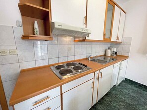 Kühlschrank, Herdplatte, Geschirrspüler, Toaster