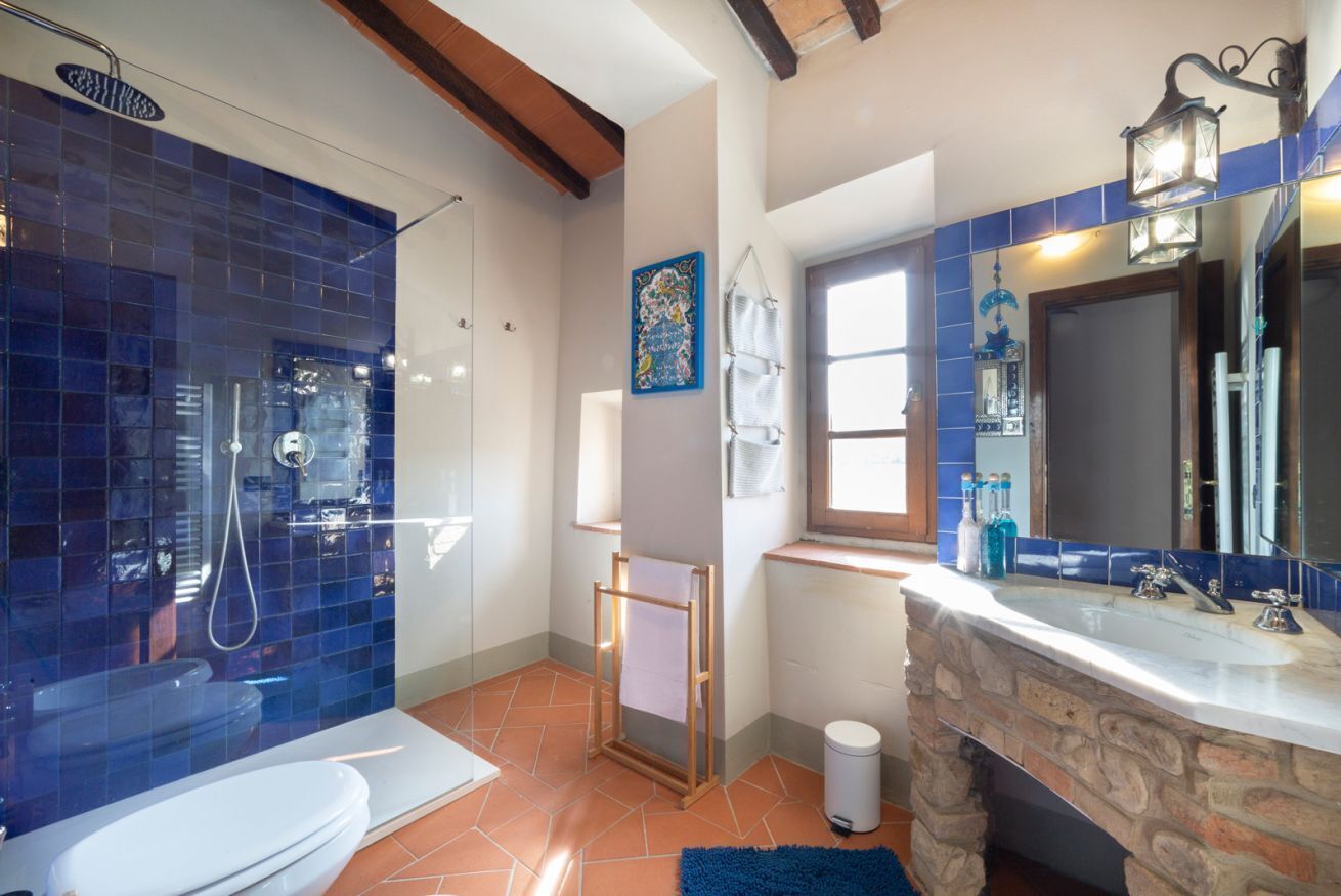Regadera, secadora de cabello, bidet, toallas 