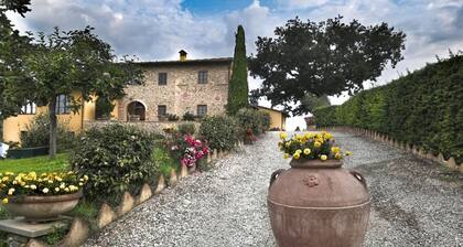 Il Melograno, Chianti apartment in farmhouse for 4 people with garden