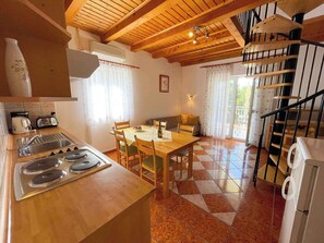Kühlschrank, Mikrowelle, Herdplatte, Geschirrspüler