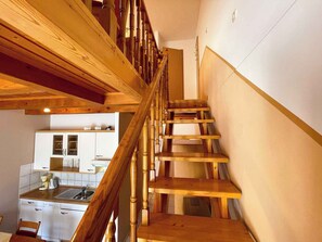 Kjøleskap, mikrobølgeovn, kokeplater og kaffetrakter/tekoker