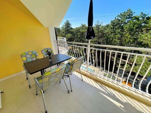 Outdoor dining - Holiday apartment with shared swimming pool (Jadranovo)