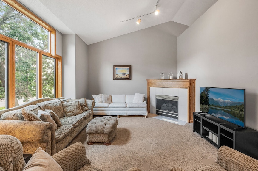 2 Story House With Gas Fireplace + Garage Parking - Brooklyn Park, MN