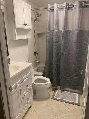 Combined shower/bathtub, hair dryer, towels, soap