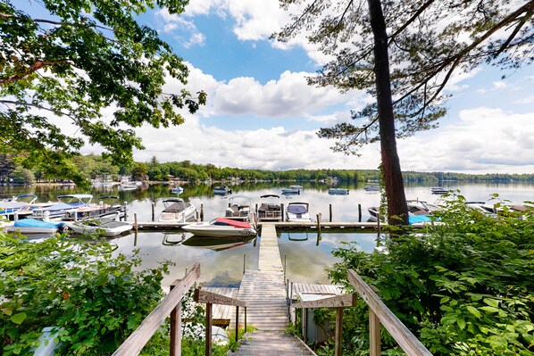 Marina - Lakefront cabin with shared firepit & access to Sebago Lake (Standish)