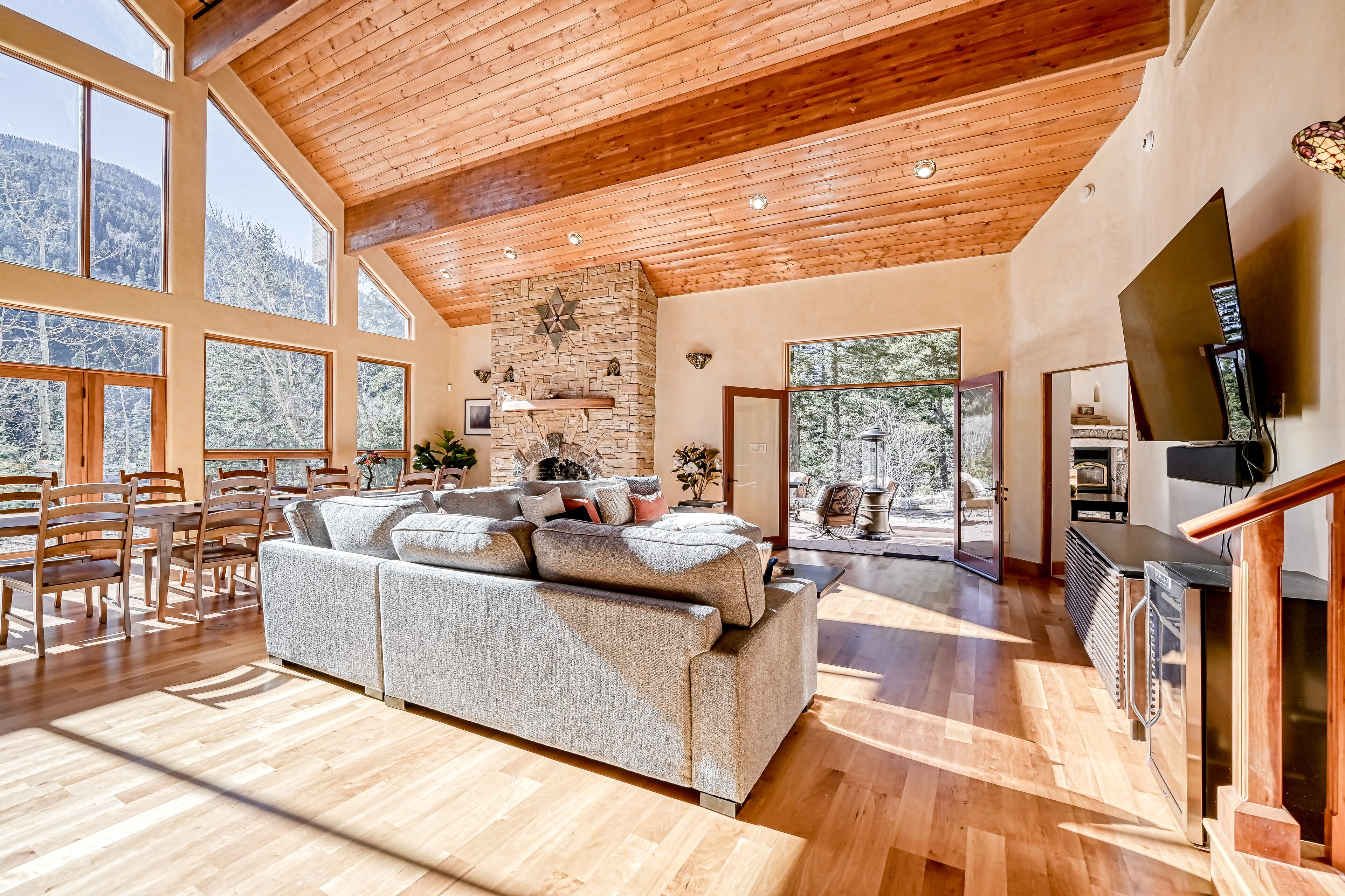 Dog-friendly lodge with private hot tub, game room & amazing views