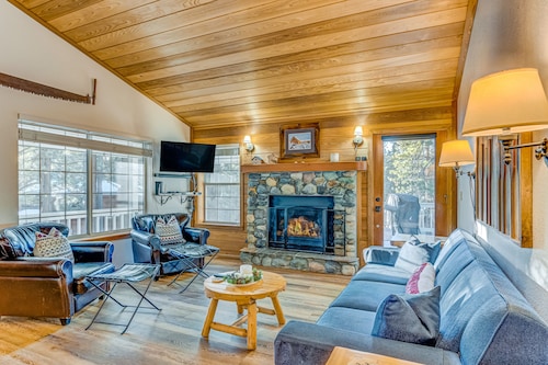 Wooded Alpine Oasis with Sunroom, Fireplace, Shared Hot Tub/Pool/Sauna/Tennis