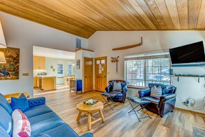 TV, fireplace, DVD player, books - Wooded Alpine Oasis with Sunroom, Fireplace, Shared Hot Tub/Pool/Sauna/Tennis (Truckee)