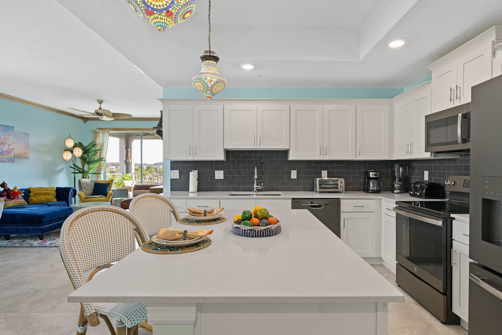 Réfrigérateur, micro-ondes, four, plaque de cuisson