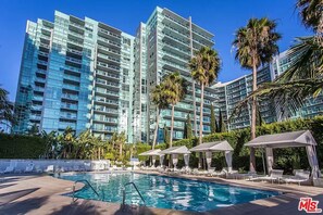 Outdoor pool, a heated pool - Beautiful 2 Bedroom Condo by the beach in Marina Del rey (Marina Del Rey)