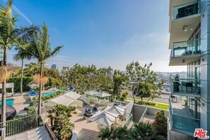 Property grounds - Beautiful 2 Bedroom Condo by the beach in Marina Del rey (Marina Del Rey)
