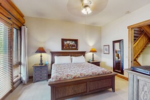 4 bedrooms, iron/ironing board, Internet, bed sheets - Luxurious ski-in/out townhouse with amazing mountain views & private hot tub (Mountain Village)