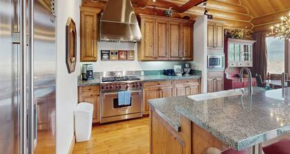 Luxurious ski-in/out townhouse with amazing mountain views & private hot tub