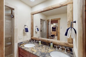 Hair dryer, towels - Luxurious ski-in/out townhouse with amazing mountain views & private hot tub (Mountain Village)
