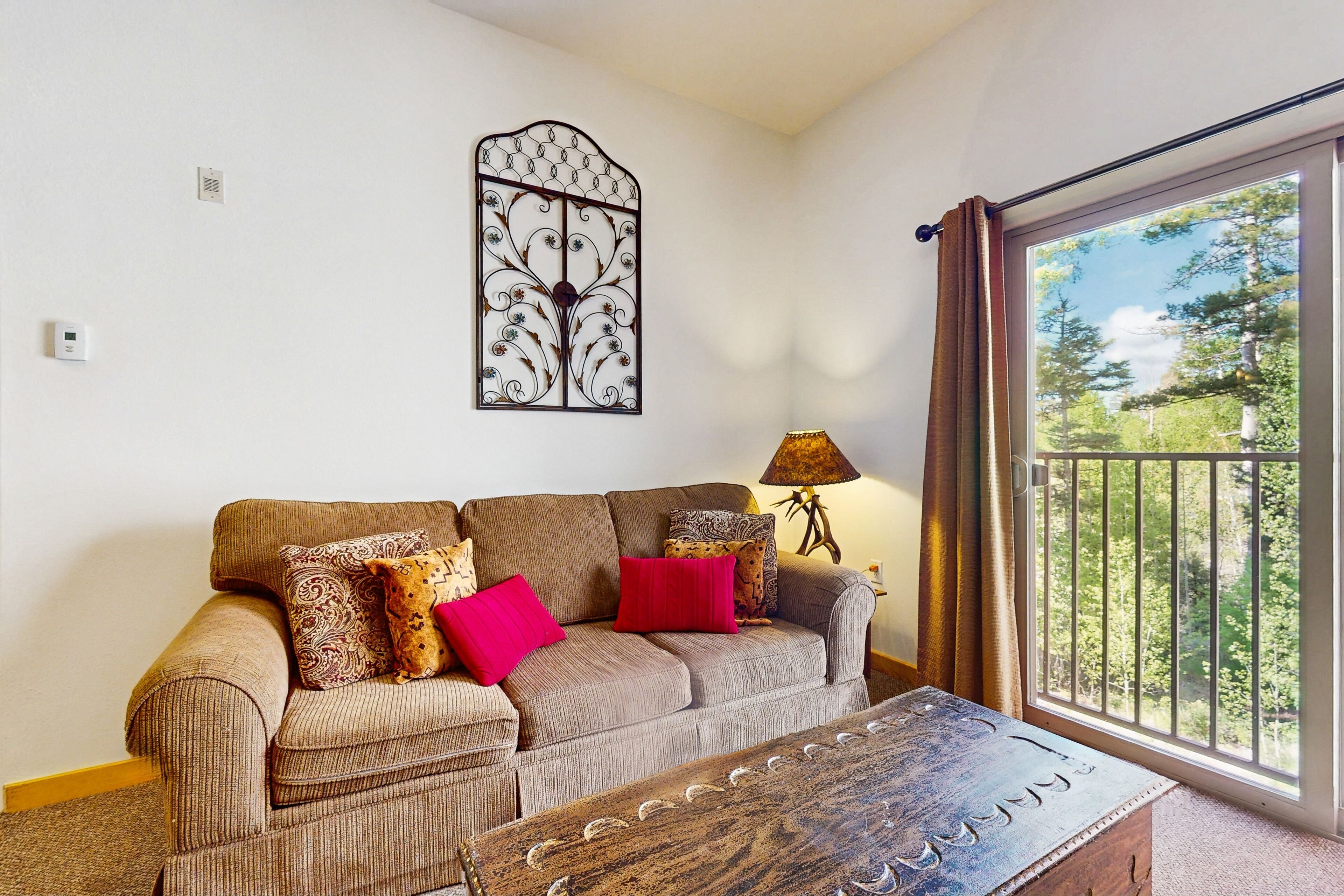 Télévision, cheminée, lecteur de DVD, table de tennis de table