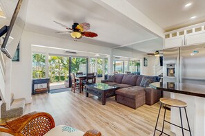 TV - Beachside townhome with AC, 3 pools, & pickleball - Walk to ocean (Lahaina)