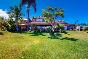 Exterior - Beachside townhome with AC, 3 pools, & pickleball - Walk to ocean (Lahaina)