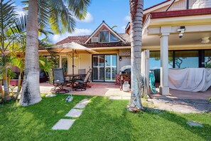 Outdoor dining - Beachside townhome with AC, 3 pools, & pickleball - Walk to ocean (Lahaina)