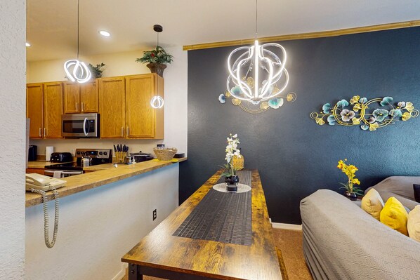 Fridge, microwave, oven, stovetop - Lake View Condo w/Private Balcony, Shared Pool, Hot Tub, Grills, Gym, Pool Table (Davenport)