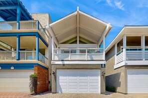 Exterior - Snowbird-friendly retreat with beach access, water view, firepit, & central AC (Newport Beach)