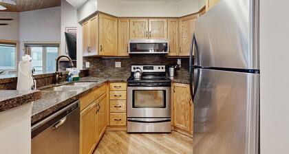 Spacious & Modern Condo Near the Lifts W/ Free WiFi, Private Balcony & Kitchen