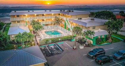 Oceanfront condo with beach access - pool access & on-site washer/dryer