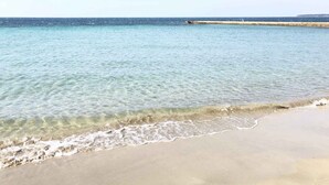 A beach with clear shallow waters and a sandy shore. - Studio close to the sea, with pool and jacuzzi (Umag)