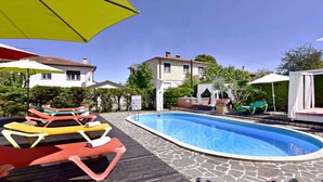 Pool - Holiday apartment close to the sea, with pool and jacuzzi for 9 people (Umag)