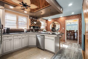 Kjøleskap, mikrobølgeovn, ovn og kokeplater