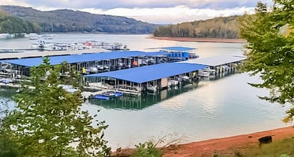 Norris Lake condo w/ free attraction tickets, boat slip, deck, mtn & lake views
