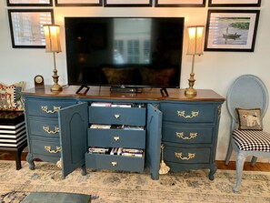 Smart-TV, DVD-Player, Bücher, Videothek