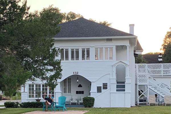 Casa de Florade Flora showing front patio and adirondak chairs