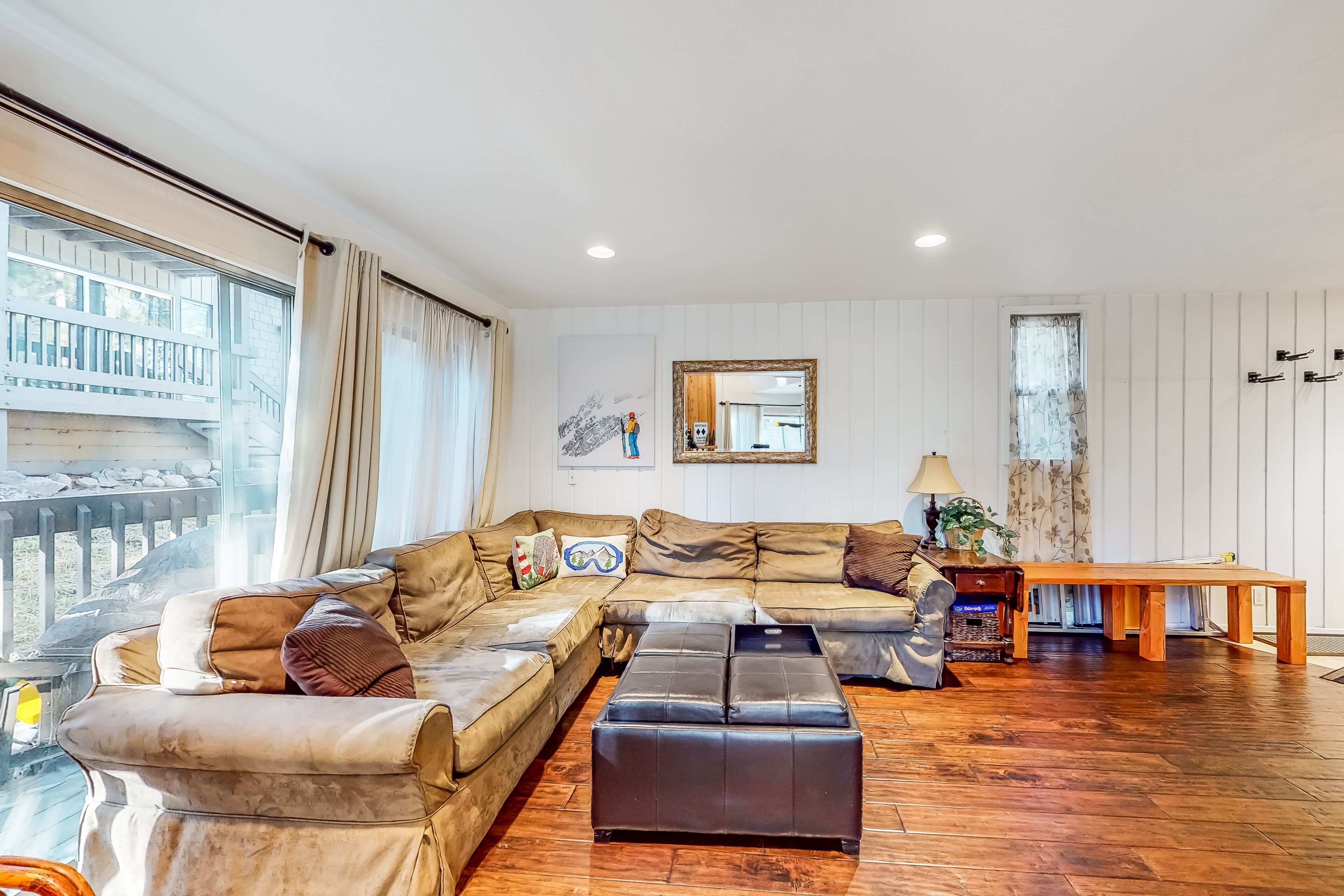 Snowbird-friendly condo with mountain views, fireplace & balcony