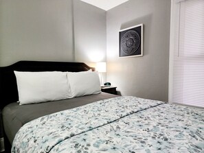 2 bedrooms, iron/ironing board, travel cot, free WiFi - Two Bedroom Home in Beautiful downtown Lakeland (Lakeland)