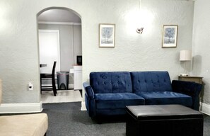 Smart TV - Two Bedroom Home in Beautiful downtown Lakeland (Lakeland)