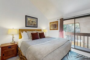 4 bedrooms, iron/ironing board, internet, bed sheets